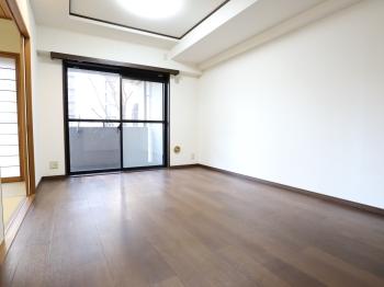 南向き、約１２．３帖のLDKです。