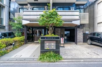 ガラス張りにより、開放的でホテルライクな空間のエントランス