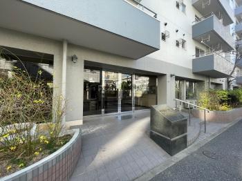 正面エントランス