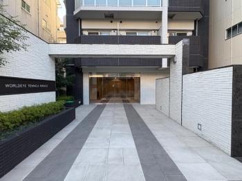 エントランスアプローチとエントランスの様子です。