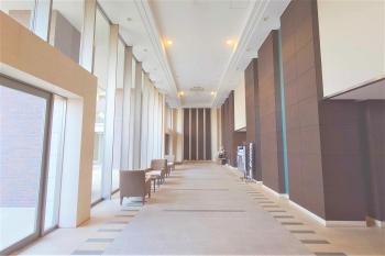 2層吹き抜けにより明るさと開放感に満たされたエントランスホール