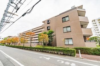 タイル張りの外観で重厚感がございます