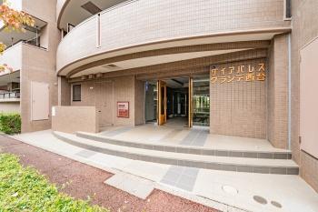 深い庇のおかげで、玄関前で鍵を探す時などにも濡れにくいです