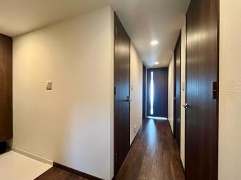 Ｌ字型クランク玄関　廊下には約０．６帖の納戸