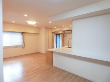 西側に窓があるリビングダイニングキッチン