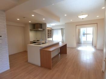 リビングは南側にも窓がございます。