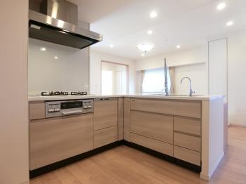 動線に配慮したL字型キッチン