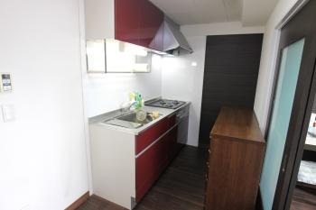 三口コンロ付きのキッチン