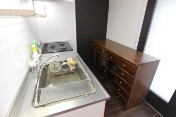 三口コンロ付きのキッチン