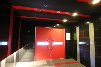 街中からプライベート空間へ誘うエントランスアプローチ