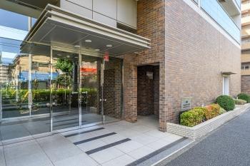 邸を囲うように配置された植栽計画は低高木が織り交ぜており、柔らかな雰囲気