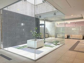 ライトコートを設けた優雅で気品のあるエントランスロビー