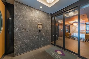 風除室/オートロックは非接触キーをかざすことでスムーズに開錠出来ます。