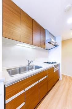 約3.6帖のキッチン。食品庫もございます。ＣＧで作成したリフォームイメージです。