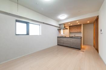 2面採光の約13.5帖リビングダイニングキッチン