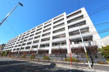 建物外観を南西側から撮影（景観は永続的に保証されるものではございません）