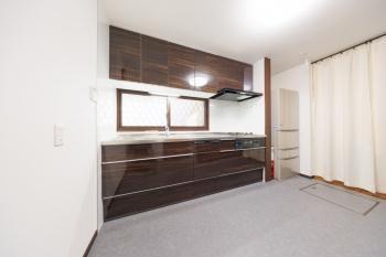 深型の食器洗い乾燥機付、ワイドシンクのシステムキッチンです。