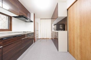 家事動線の良い2WAYキッチン、床暖房、床下収納庫付きです。