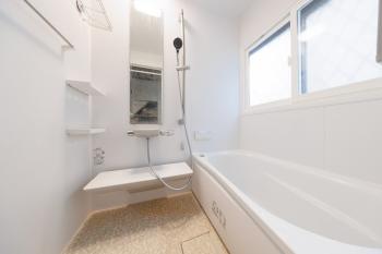 追い焚き機能付きの浴室、給湯器パネルは遠隔で操作が可能です。