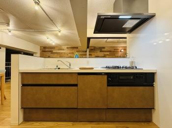 食器洗い乾燥機付きで家事の時短が叶うキッチン。使い勝手のよい設備が整っています。