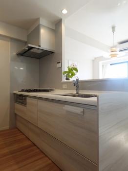 対面式キッチンは効率よく配膳ができるので、家事負担の軽減にも。