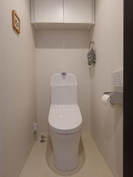 上部に吊り戸棚があるので、トイレットペーパーのストックや掃除用品を収納できます。