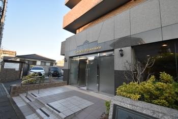 幅広いお客様にご利用いただけるスロープ付きのエントランス