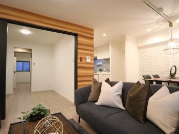 リビングダイニングと洋室