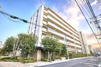 直線を基調にした洗練されたフォルム