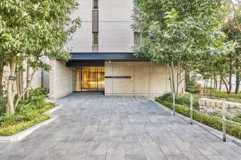 安らぎの空間に誘うエントランスアプローチ