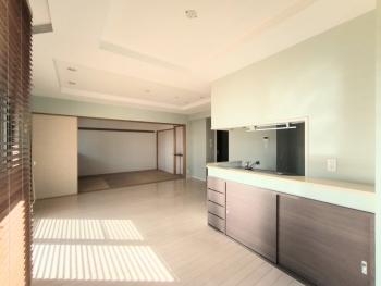 ハイサッシなので開口部が広く明るい室内が特徴的です。