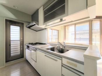 開口部・食器洗浄乾燥機付きのキッチンです。