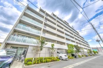 外壁には、ホワイトベージュを基調としたタイルを採用