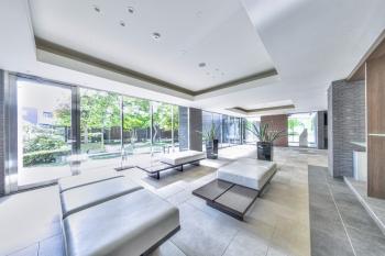 エントランスを抜けると、眼前に広がるエントランスロビー