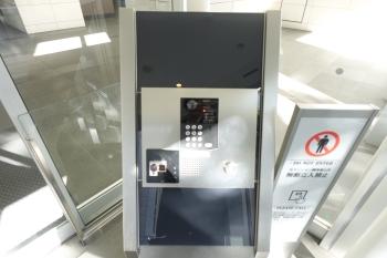 オートロックが採用されており、安全面に配慮されています。