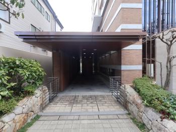 敷地内の北東側にメインエントランスがございます