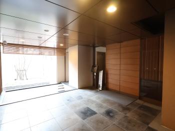 エントランスのアプローチを抜けるとオートロックがございます