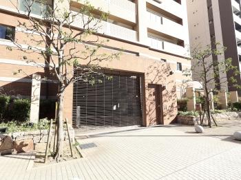 敷地内の西側に自動車用の出入口がございます