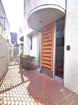 東側居住用玄関