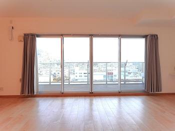 センターオープンサッシのリビングダイニング