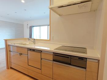 IHタイプの対面式システムキッチン