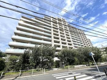 ２０１４年１０月築。総戸数３２９戸の大規模マンション