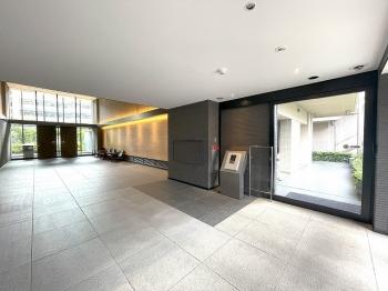 エントランスフロアはガラス張りにより、開放的でホテルライクな空間を演出します。