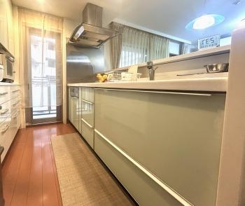 料理をしながらご家族や友人との会話を楽しめる対面式カウンターキッチン