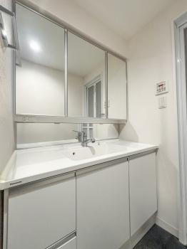 三面鏡付洗面化粧台　CGで作成したリフォームイメージです。