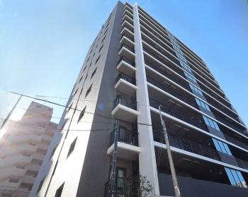 ガラス手摺が映えるデザインの外観