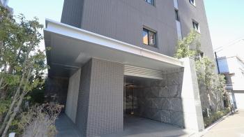 御影石の設えのシックなエントランス