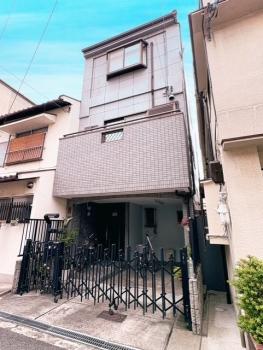 3階建ての建物外観です。