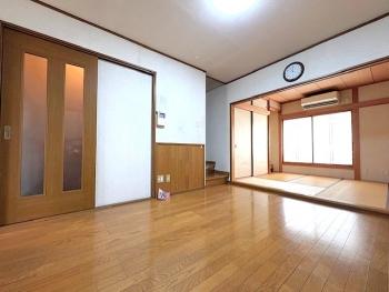 別角度からのリビングダイニングの様子です。