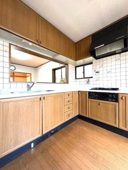 キッチンは収納力の豊富なＬ字型キッチンです。